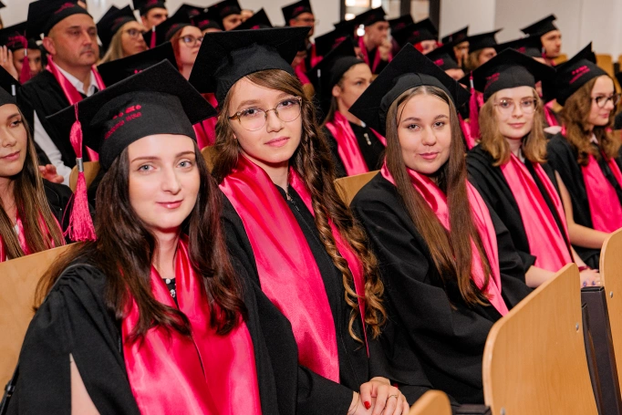 Zdjęcie nr 42 z galerii Absolwenci studi&oacute;w I stopnia Akademii WSB świętowali zakończenie nauki