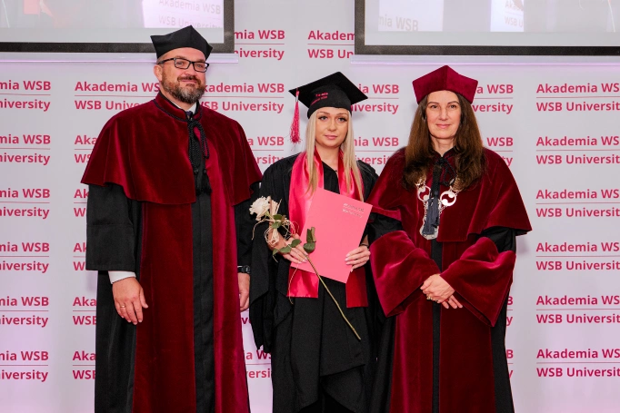 Zdjęcie nr 11 z galerii Absolwenci studi&oacute;w I stopnia Akademii WSB świętowali zakończenie nauki