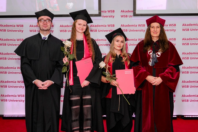 Zdjęcie nr 12 z galerii Absolwenci studi&oacute;w I stopnia Akademii WSB świętowali zakończenie nauki