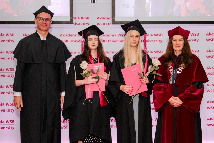 Zdjęcie nr 18 z galerii Absolwenci studi&oacute;w I stopnia Akademii WSB świętowali zakończenie nauki