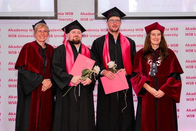 Zdjęcie nr 21 z galerii Absolwenci studi&oacute;w I stopnia Akademii WSB świętowali zakończenie nauki