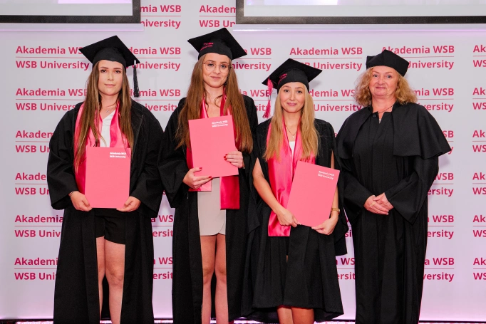 Zdjęcie nr 61 z galerii Absolwenci studi&oacute;w I stopnia Akademii WSB świętowali zakończenie nauki