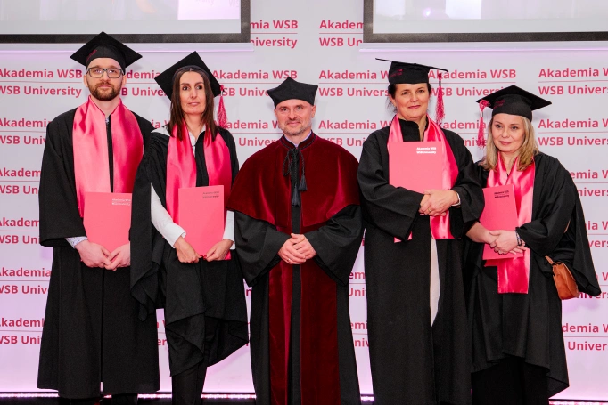 Zdjęcie nr 62 z galerii Absolwenci studi&oacute;w I stopnia Akademii WSB świętowali zakończenie nauki