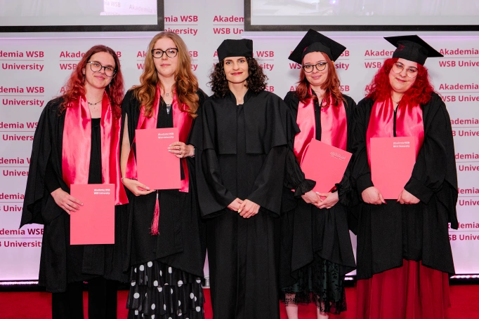 Zdjęcie nr 65 z galerii Absolwenci studi&oacute;w I stopnia Akademii WSB świętowali zakończenie nauki