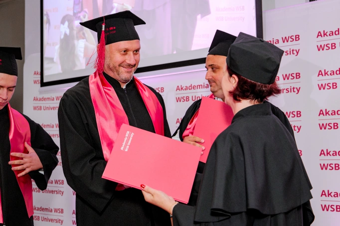 Zdjęcie nr 66 z galerii Absolwenci studi&oacute;w I stopnia Akademii WSB świętowali zakończenie nauki