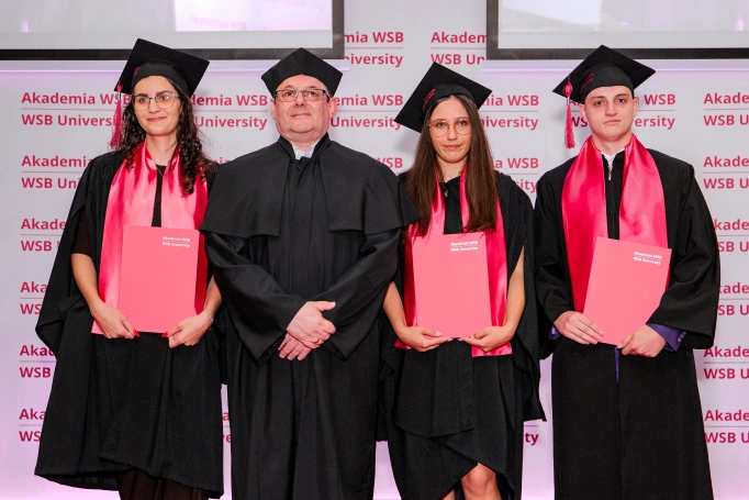 Zdjęcie nr 70 z galerii Absolwenci studi&oacute;w I stopnia Akademii WSB świętowali zakończenie nauki