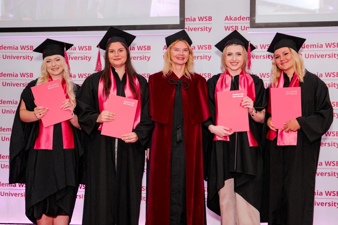 Zdjęcie nr 74 z galerii Absolwenci studi&oacute;w I stopnia Akademii WSB świętowali zakończenie nauki