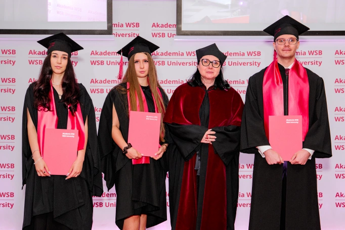 Zdjęcie nr 47 z galerii Absolwenci studi&oacute;w I stopnia Akademii WSB świętowali zakończenie nauki