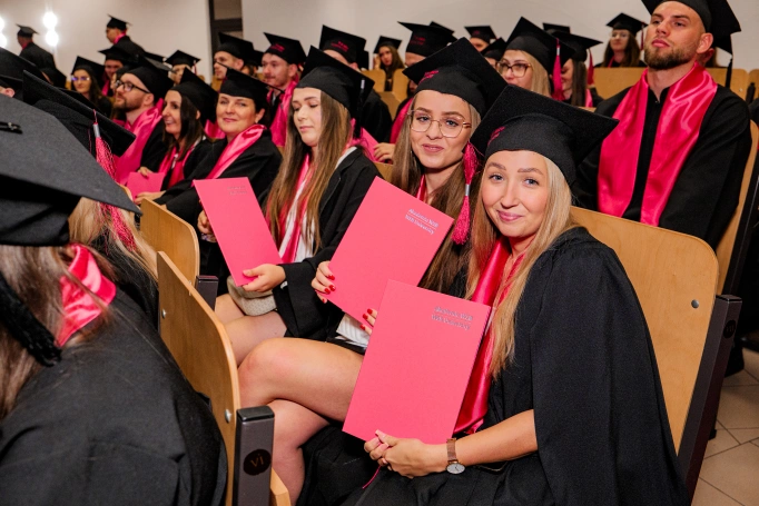 Zdjęcie nr 50 z galerii Absolwenci studi&oacute;w I stopnia Akademii WSB świętowali zakończenie nauki