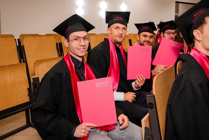 Zdjęcie nr 54 z galerii Absolwenci studi&oacute;w I stopnia Akademii WSB świętowali zakończenie nauki
