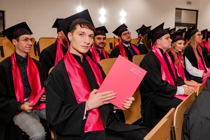 Zdjęcie nr 55 z galerii Absolwenci studi&oacute;w I stopnia Akademii WSB świętowali zakończenie nauki
