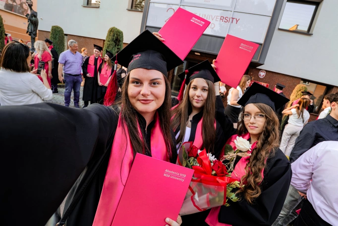Zdjęcie nr 81 z galerii Absolwenci studi&oacute;w I stopnia Akademii WSB świętowali zakończenie nauki