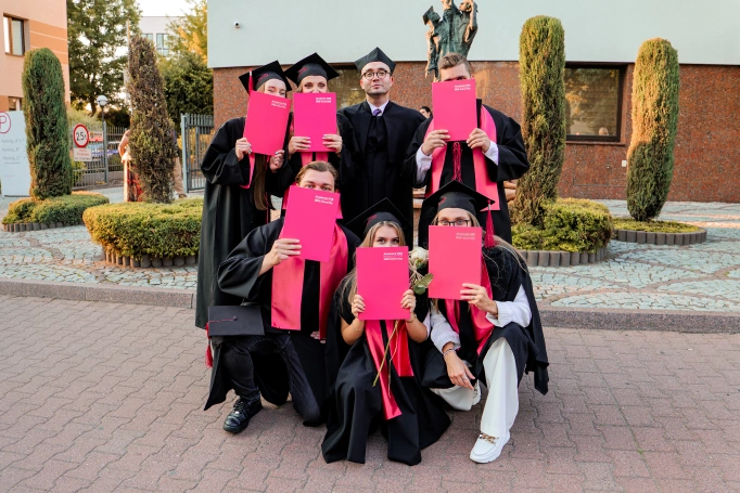 Zdjęcie nr 91 z galerii Absolwenci studi&oacute;w I stopnia Akademii WSB świętowali zakończenie nauki