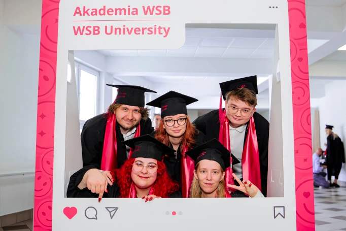 Zdjęcie nr 92 z galerii Absolwenci studi&oacute;w I stopnia Akademii WSB świętowali zakończenie nauki