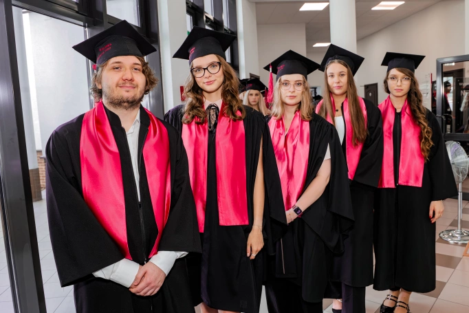 Zdjęcie nr 5 z galerii Absolwenci studi&oacute;w I stopnia Akademii WSB świętowali zakończenie nauki