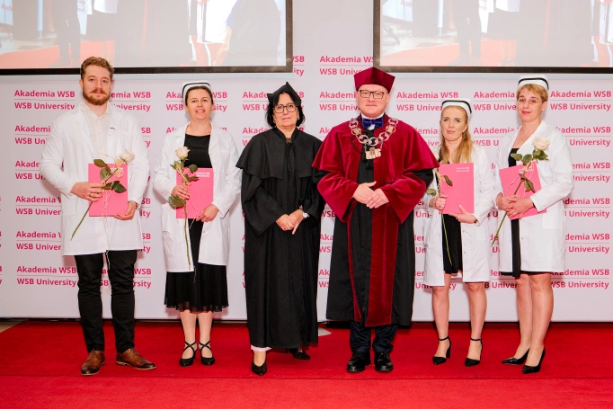 Zdjęcie nr 12 z galerii Diplomas, the Capping Ceremony, and the Professional Oath: WSB University Nursing Graduates Celebrate the Completion of Their Studies