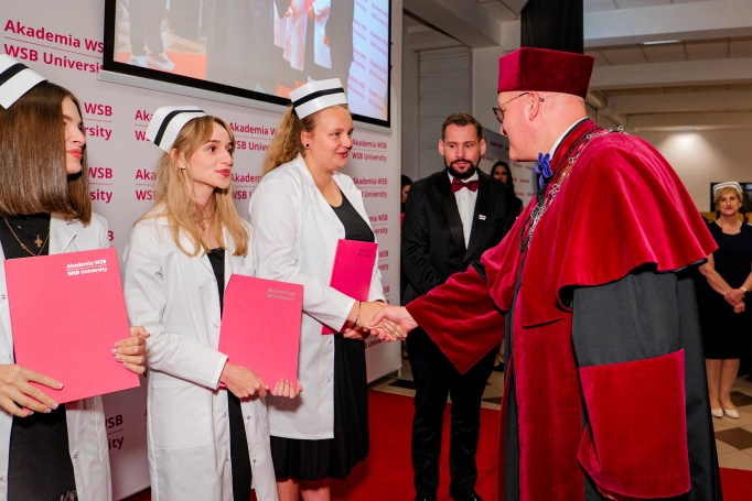 Zdjęcie nr 2 z galerii Diplomas, the Capping Ceremony, and the Professional Oath: WSB University Nursing Graduates Celebrate the Completion of Their Studies