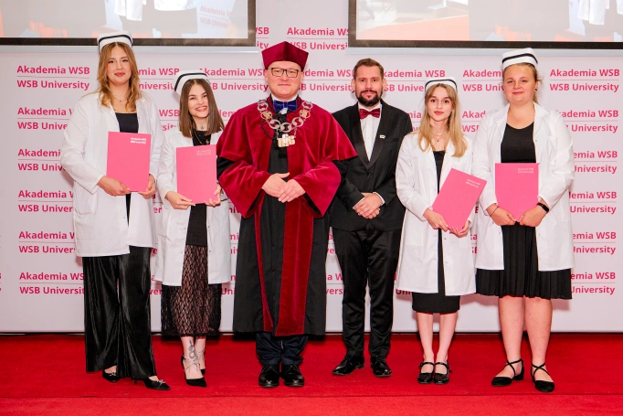 Zdjęcie nr 3 z galerii Diplomas, the Capping Ceremony, and the Professional Oath: WSB University Nursing Graduates Celebrate the Completion of Their Studies