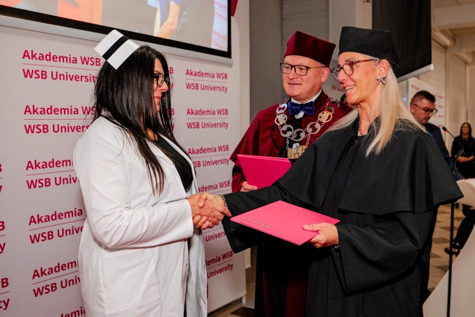 Zdjęcie nr 7 z galerii Diplomas, the Capping Ceremony, and the Professional Oath: WSB University Nursing Graduates Celebrate the Completion of Their Studies
