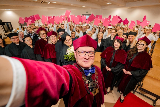 Zdjęcie nr 9 z galerii Diplomas, the Capping Ceremony, and the Professional Oath
