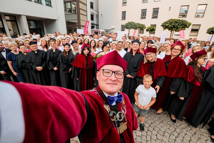 Zdjęcie nr 14 z galerii Diplomas, the Capping Ceremony, and the Professional Oath