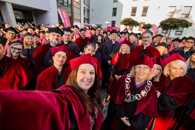 Zdjęcie nr 2 z galerii Graduates of WSB University&rsquo;s First-Cycle Degree Programmes Received Their Diplomas