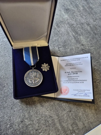 Zdjęcie nr 2 z galerii Prof. Marcin Lis z Odznaką Honorową za Zasługi dla Komendy Wojew&oacute;dzkiej Policji w Katowicach