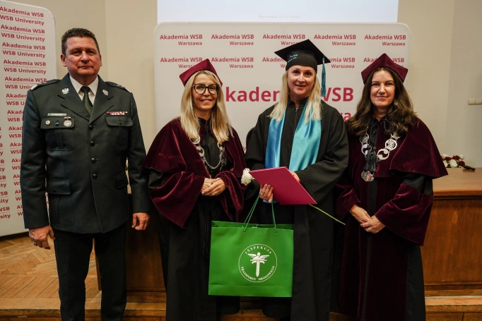 Zdjęcie nr 10 z galerii Warszawscy Absolwenci Akademii WSB odebrali dyplomy. Wyjątkowa gala zwieńczyła pierwszy rok działalności wydziału
