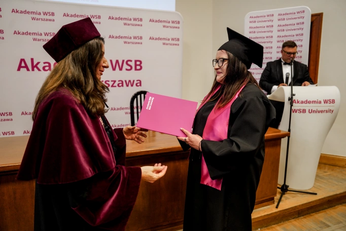 Zdjęcie nr 25 z galerii Warszawscy Absolwenci Akademii WSB odebrali dyplomy. Wyjątkowa gala zwieńczyła pierwszy rok działalności wydziału
