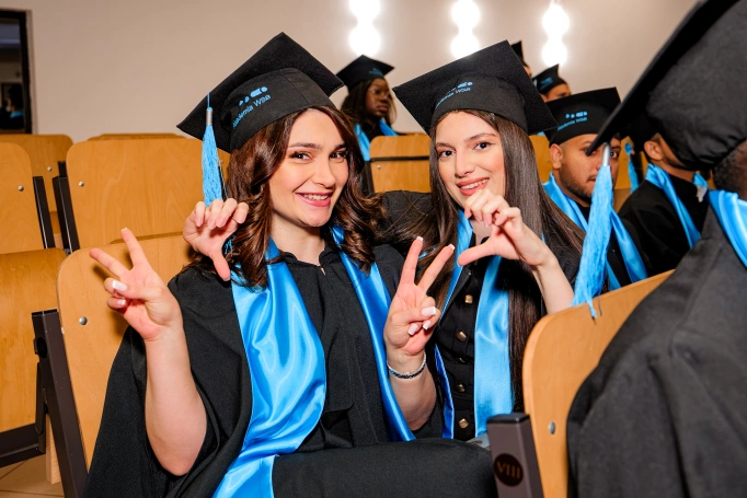 Zdjęcie nr 25 z galerii Uroczysty finał studi&oacute;w w Akademii WSB | Gala Student&oacute;w Zagranicznych