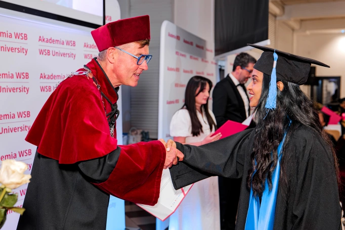 Zdjęcie nr 48 z galerii Uroczysty finał studi&oacute;w w Akademii WSB | Gala Student&oacute;w Zagranicznych