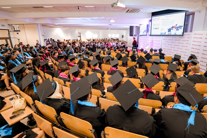 Zdjęcie nr 77 z galerii International Students Celebrate Their Graduation at WSB University
