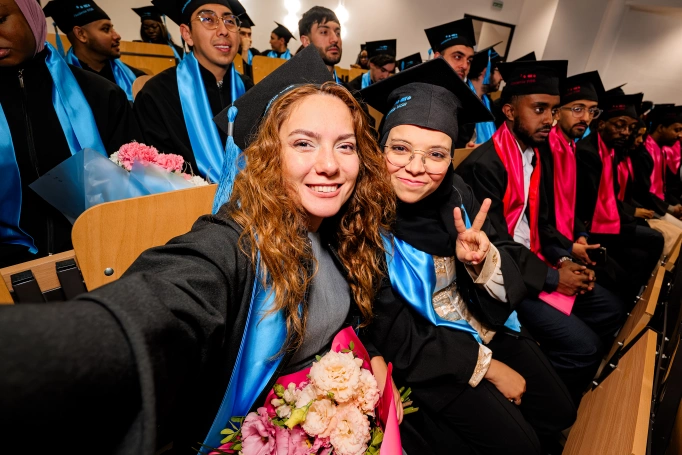 Zdjęcie nr 85 z galerii International Students Celebrate Their Graduation at WSB University