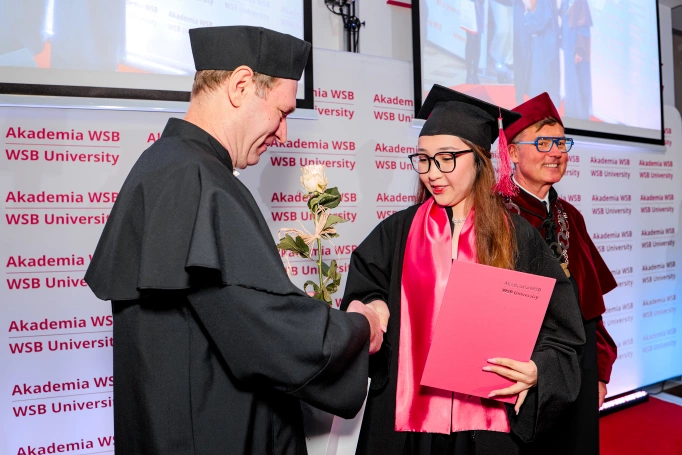 Zdjęcie nr 114 z galerii International Students Celebrate Their Graduation at WSB University