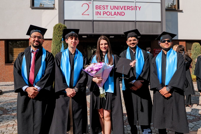 Zdjęcie nr 54 z galerii International Students Celebrate Their Graduation at WSB University