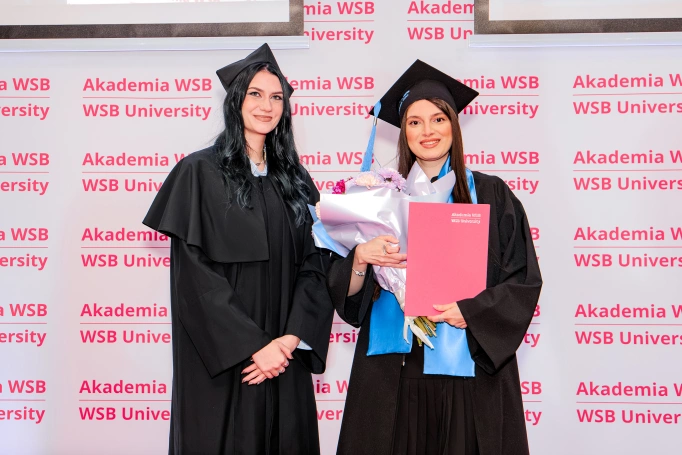 Zdjęcie nr 10 z galerii International Students Celebrate Their Graduation at WSB University