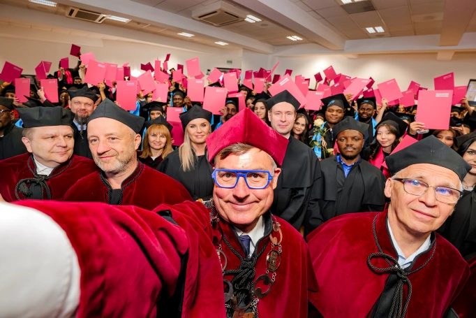 Zdjęcie nr 33 z galerii International Students Celebrate Their Graduation at WSB University