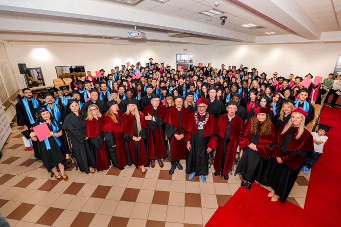 Zdjęcie nr 34 z galerii International Students Celebrate Their Graduation at WSB University