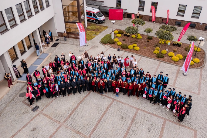 Zdjęcie nr 38 z galerii International Students Celebrate Their Graduation at WSB University