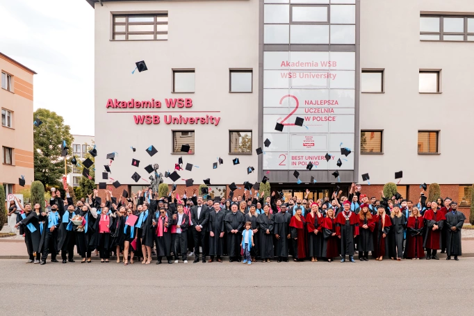 Zdjęcie nr 41 z galerii International Students Celebrate Their Graduation at WSB University