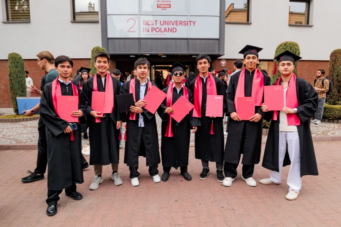 Zdjęcie nr 42 z galerii International Students Celebrate Their Graduation at WSB University
