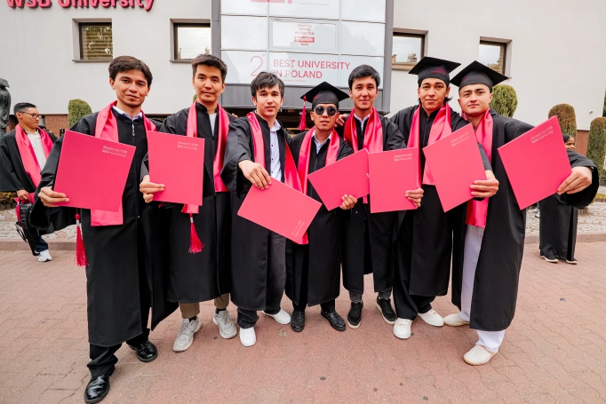 Zdjęcie nr 43 z galerii International Students Celebrate Their Graduation at WSB University