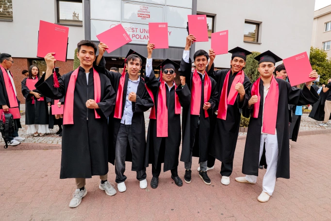 Zdjęcie nr 44 z galerii International Students Celebrate Their Graduation at WSB University