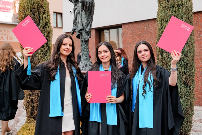 Zdjęcie nr 50 z galerii International Students Celebrate Their Graduation at WSB University