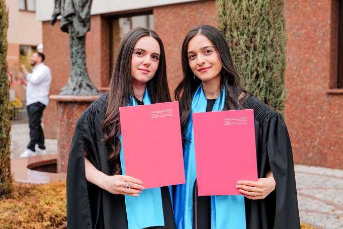 Zdjęcie nr 51 z galerii International Students Celebrate Their Graduation at WSB University