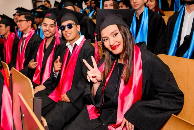 Zdjęcie nr 65 z galerii International Students Celebrate Their Graduation at WSB University