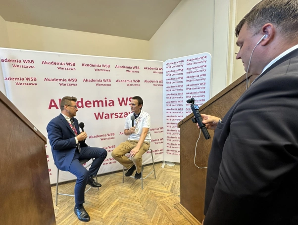 Zdjęcie nr 1 z galerii Ksiądz z osiedla w Akademii. Warszawski wydział wsparł zbi&oacute;rkę na barkę 