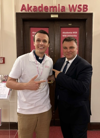 Zdjęcie nr 3 z galerii Ksiądz z osiedla w Akademii. Warszawski wydział wsparł zbi&oacute;rkę na barkę 