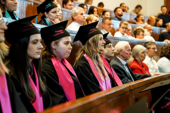Zdjęcie nr 8 z galerii WSB University Graduates in Warsaw Receive Their Diplomas. A Special Gala Marks the Completion of the Faculty&rsquo;s First Year