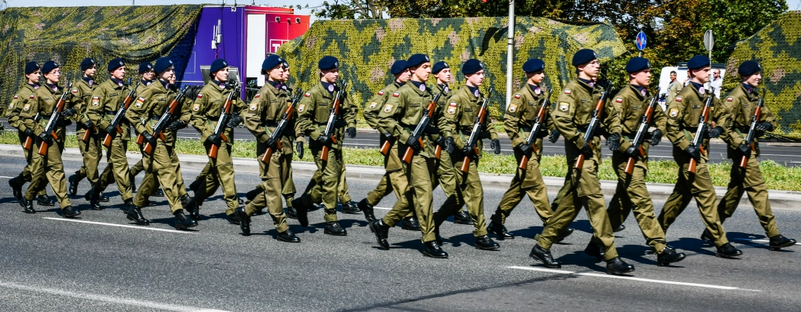 Zdjęcie nr 2 z galerii Szkoła partnerska Akademii WSB Warszawa na defiladzie z okazji Święta Wojska Polskiego